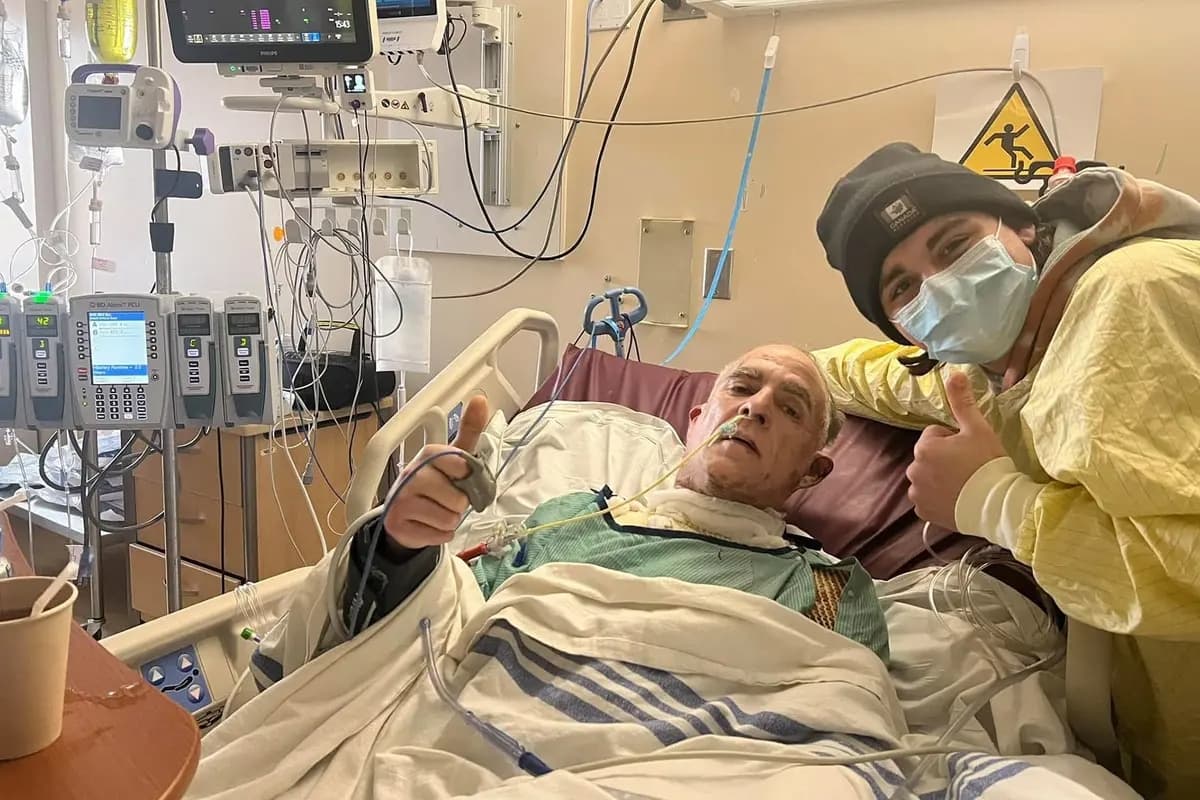 Zeke Fox y la víctima del incendio, Shawn Goodwin, quien en ese momento tenía 53 años, posan en el hospital. (Cortesía de Christine Fox)