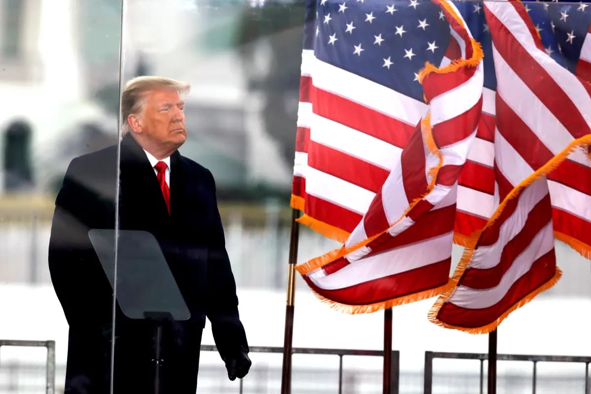 El presidente Donald Trump observa durante un mitin en Washington, el 6 de enero de 2021. (Jim Bourg/Reuters)