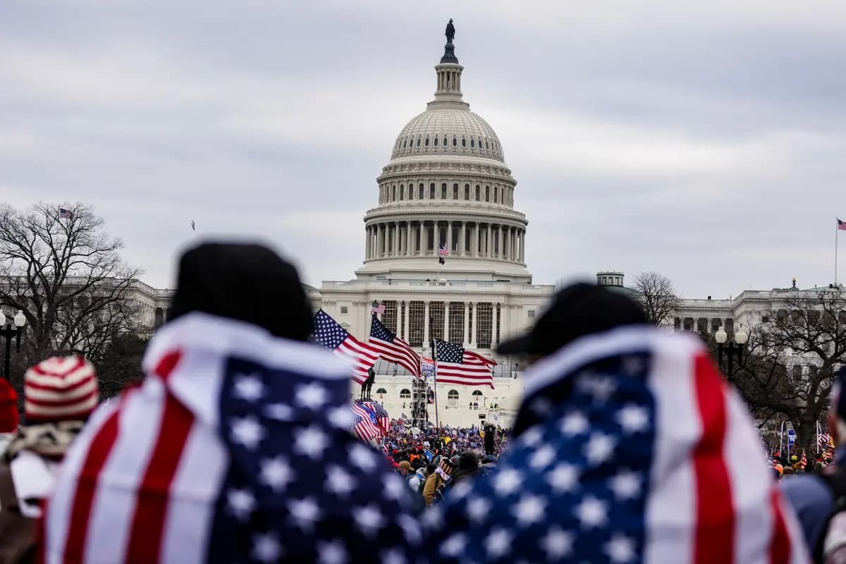 La gente protesta en el Capitolio de EE. UU. tras un mitin con el presidente Donald Trump en Washington el 6 de enero de 2021. (Samuel Corum/Getty Images)