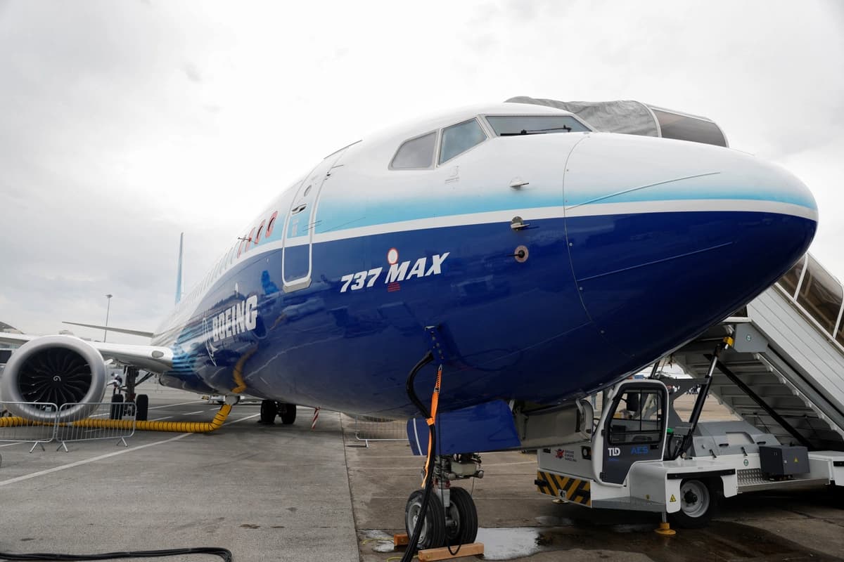 Un Boeing 737 MAX se exhibe durante el Salón Aeronáutico Internacional de París en el Aeropuerto de Le Bourget, el 20 de junio de 2023. (Geoffroy Van der Hasselt/AFP vía Getty Images)
