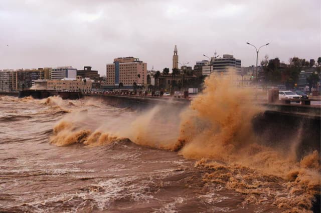 Las olas rompen contra la Rambla de Montevideo durante el paso de un ciclón subtropical el 17 de mayo de 2022. Imagen de Archivo (PABLO PORCIUNCULA/AFP vía Getty Images)