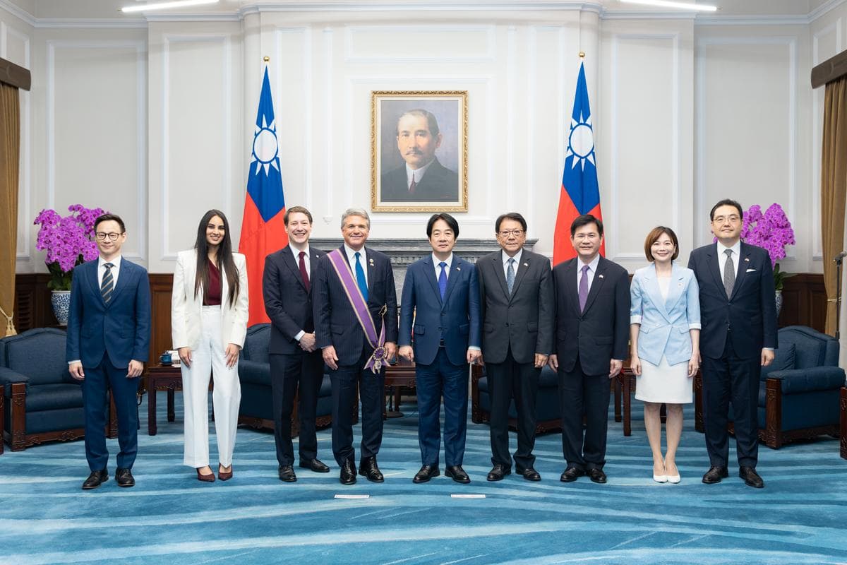 <em>El presidente de Taiwán, Lai Ching-te, entrega al representante Michael McCaul (R-Texas), presidente emérito del Comité de Asuntos Exteriores de la Cámara de Representantes, la Orden de la Estrella Brillante con Gran Cordón en Taipéi el 4 de agosto de 2026. (Cortesía de la Oficina del Presidente de la República de China).</em>