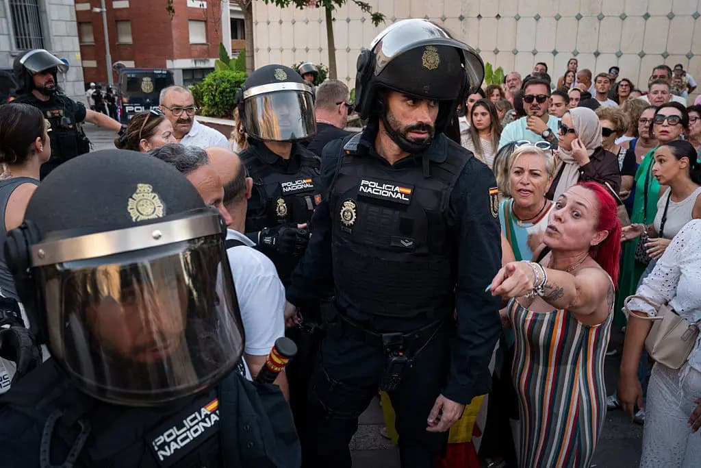 La policía española interviene mientras manifestantes y contramanifestantes se enfrentan durante una protesta en Ceuta, España, el 2 de agosto de 2026. (Adri Salido/Getty Images)