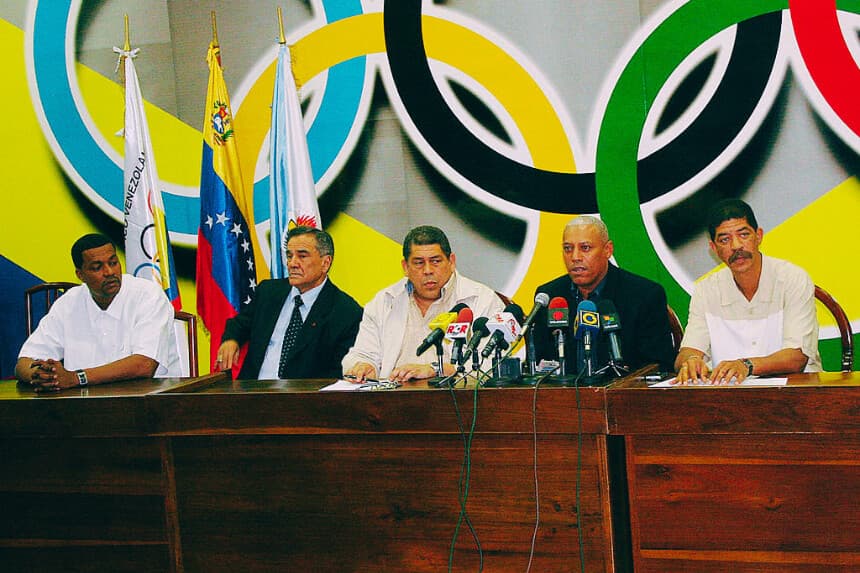 Imagen de Archivo: El viceministro de Deporte Eduardo Alvarez (2do. D) participa en una conferencia de prensa junto a representantes de baloncesto nacional en la sede Comité Olímpico, en Caracas, el 17 de mayo de 2006. WISTON BRAVO/AFP vía Getty Images)