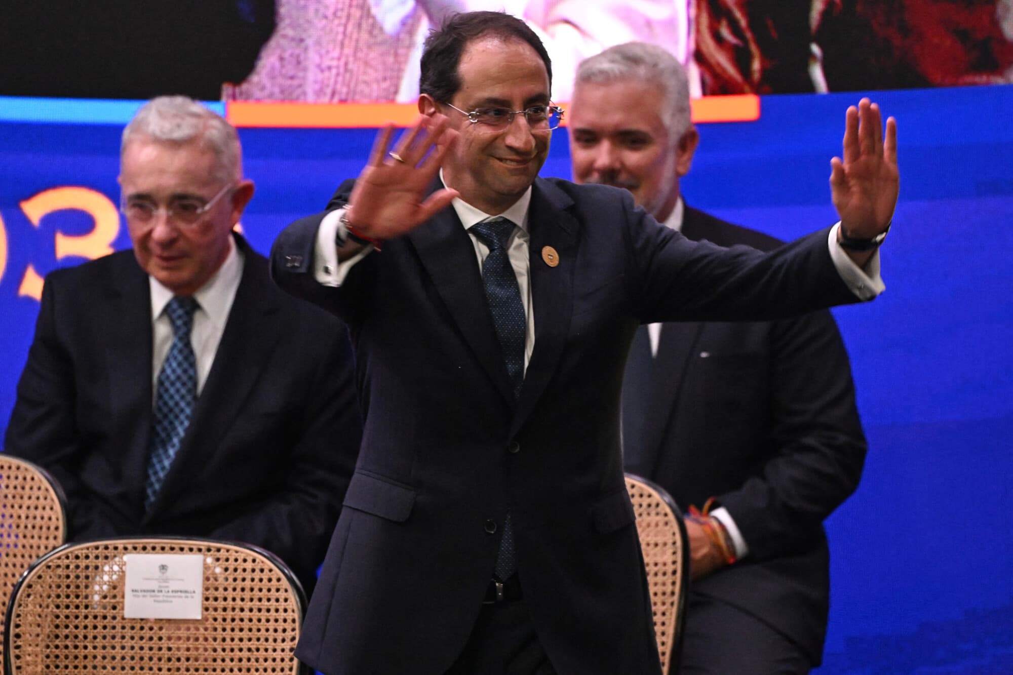 El nuevo vicepresidente de Colombia, José Manuel Restrepo, saluda con la mano antes del inicio de la ceremonia de toma de posesión del nuevo presidente de Colombia, Abelardo de la Espriella, en la Universidad Santiago de Cali, en Cali, Colombia, el 7 de agosto de 2026. (Luis ACOSTA / AFP vía Getty Images)