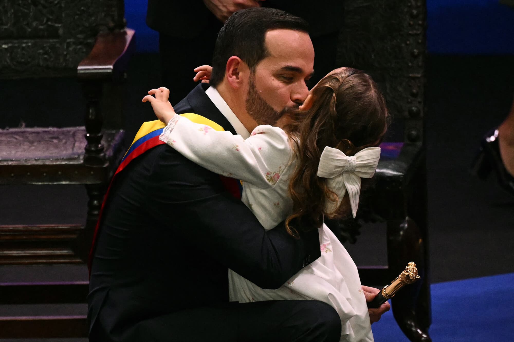 El nuevo presidente de Colombia, Abelardo de la Espriella, besa a su hija Francesca durante la ceremonia de toma de posesión celebrada en la Universidad Santiago de Cali, en Cali, Colombia, el 7 de agosto de 2026. (Luis ACOSTA / AFP vía Getty Images)