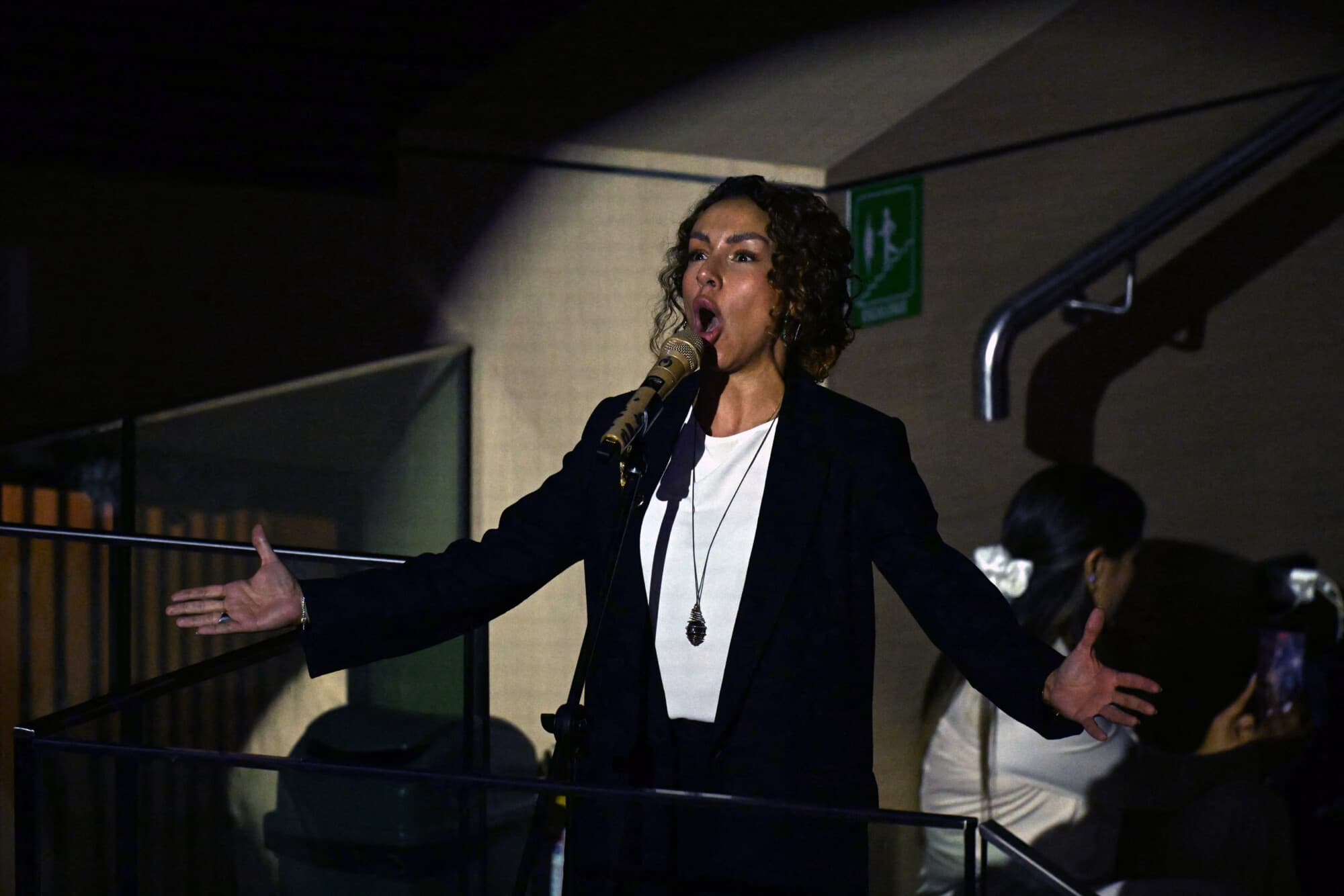 La cantautora colombiana Maia se presenta durante la ceremonia de toma de posesión del nuevo presidente de Colombia, Abelardo de la Espriella, en la Universidad Santiago de Cali, en Cali, Colombia, el 7 de agosto de 2026. (Luis ACOSTA / AFP vía Getty Images)