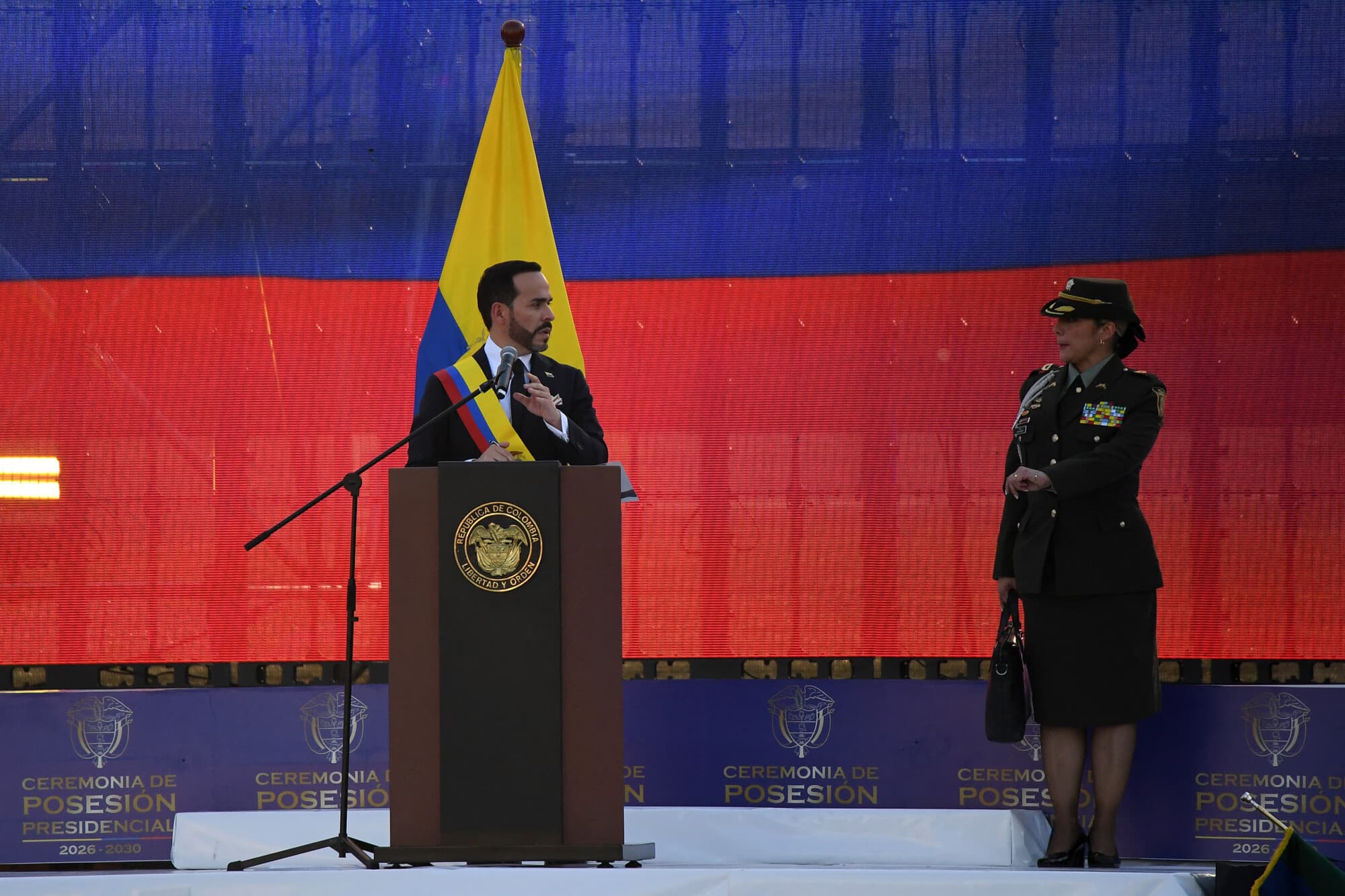 El nuevo presidente de Colombia, Abelardo de la Espriella, pronuncia un discurso en el Batallón Pichincha tras tomar posesión de su cargo, en Cali, Colombia, el 7 de agosto de 2026. (Jaime SALDARRIAGA / AFP vía Getty Images)