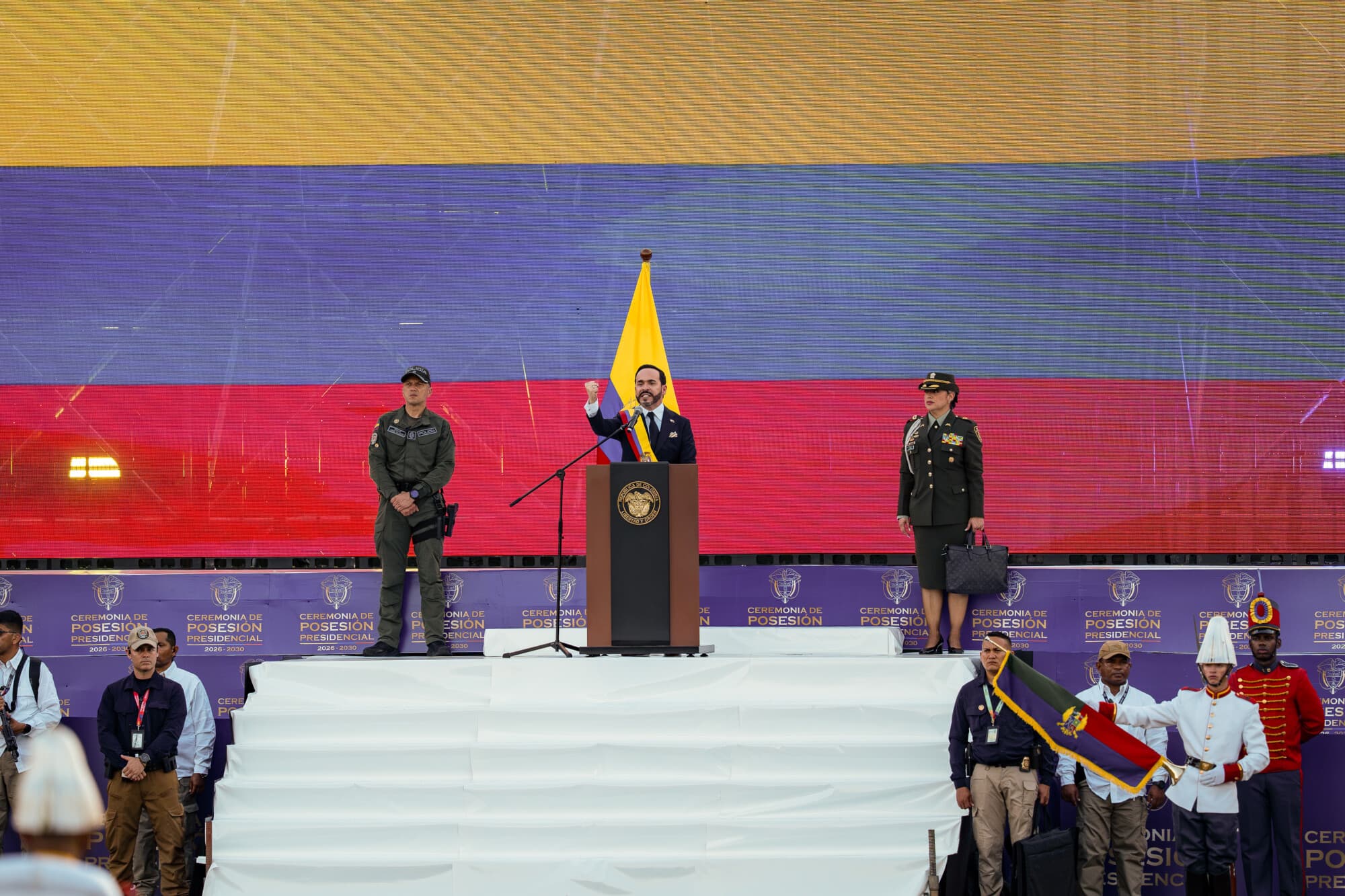 El recién nombrado presidente de Colombia, Abelardo de la Espriella, pronuncia unas palabras durante la ceremonia de reconocimiento militar, como parte de la jornada de toma de posesión presidencial, en el Batallón Pichincha el 7 de agosto de 2026 en Cali, Colombia. (Leonardo Castañeda/Getty Images)