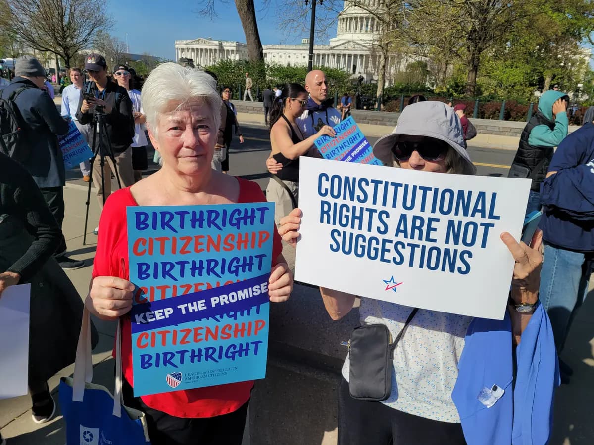 <em>El 1 de abril de 2026, manifestantes que protestaban contra la orden del presidente Donald Trump de restringir la ciudadanía por derecho de nacimiento se manifestaron frente a la Corte Suprema. (Stacy Robinson/The Epoch Times).</em>