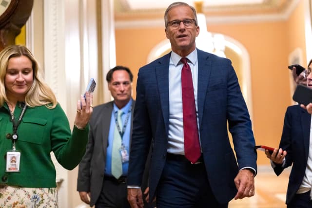 El líder de la mayoría del Senado, John Thune (RS.D.), habla con la prensa en el Capitolio de los Estados Unidos en Washington el 8 de agosto de 2026. (Finn Gomez/Getty Images).