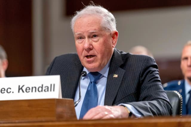 El secretario de la Fuerza Aérea, Frank Kendall, habla durante una audiencia presupuestaria del Comité de Servicios Armados del Senado en el Capitolio, en Washington, el 2 de mayo de 2023. (Andrew Harnik/AP Photo)
