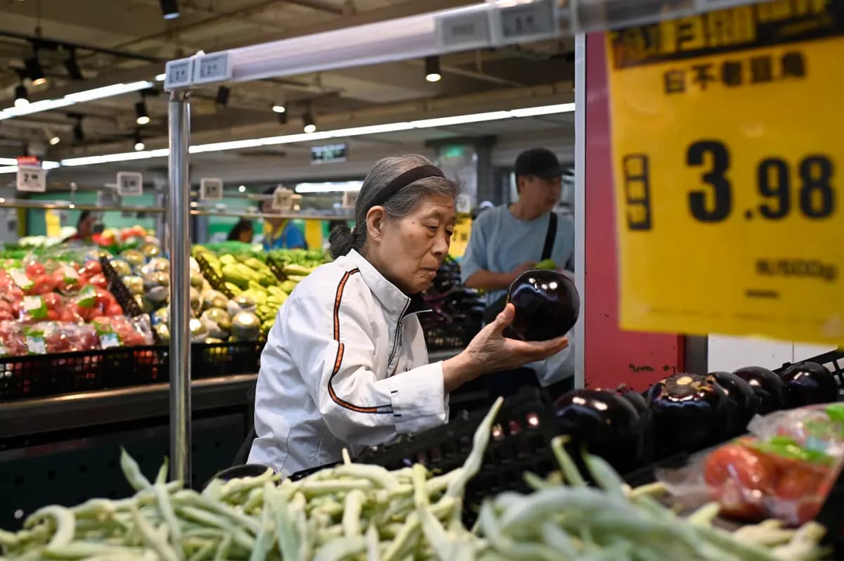 <em>Una mujer compra verduras en un supermercado de Beijing el 11 de mayo de 2026. (Wang Zhao/AFP vía Getty Images).</em>