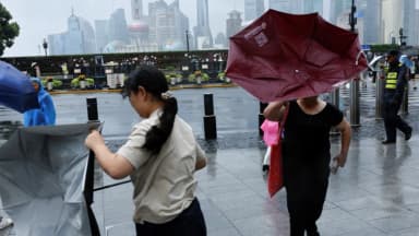 Más de un millón de personas dejan sus hogares ante el avance del tifón Dolphin en China