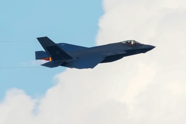 Imagen ilustrativa: Un avión de combate F-35 de la Fuerza Aérea de EE. UU. sobrevuela durante la celebración del Día de la Independencia "Saludo a América" en el National Mall en Washington, D. C., el 4 de julio de 2026. La nación conmemora el 250º aniversario de la Declaración de Independencia de los Estados Unidos. (Ken Cedeno / AFP via Getty Images)