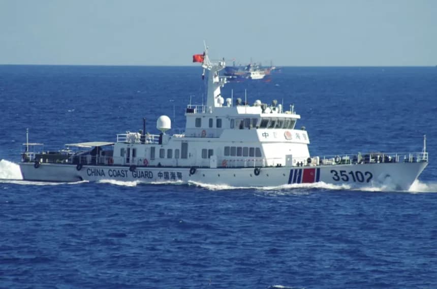 Un buque de la guardia costera china navega cerca de las disputadas islas del mar de la China Oriental el 6 de agosto de 2016. 11.ª (Sede Regional de la Guardia Costera vía AP)