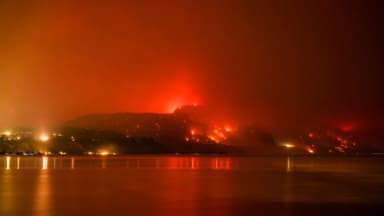 El fuego avanza por EE. UU. y Canadá mientras crece la evacuación de residentes