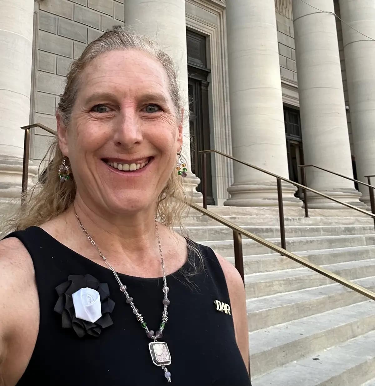 Heidi Weidamann, de 63 años, de Cincinnati, se toma una selfie frente a la sede de las Hijas de la Revolución Americana en Washington el 25 de junio de 2026. (Cortesía de Heidi Weidamann)