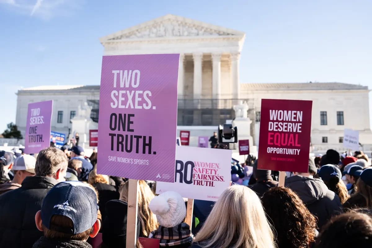 Varias personas participan en una manifestación frente a la Corte Suprema de los Estados Unidos mientras los magistrados escuchan los argumentos en dos casos en los que los estados han prohibido a los hombres participar en deportes exclusivos para mujeres, en Washington, el 13 de enero de 2025. (Madalina Kilroy/The Epoch Times)