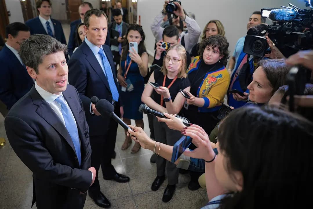 El director ejecutivo de OpenAI, Sam Altman, habla con los periodistas tras reunirse con el senador Bernie Sanders (I-Vt.) en Washington el 3 de junio de 2026. (Chip Somodevilla/Getty Images)