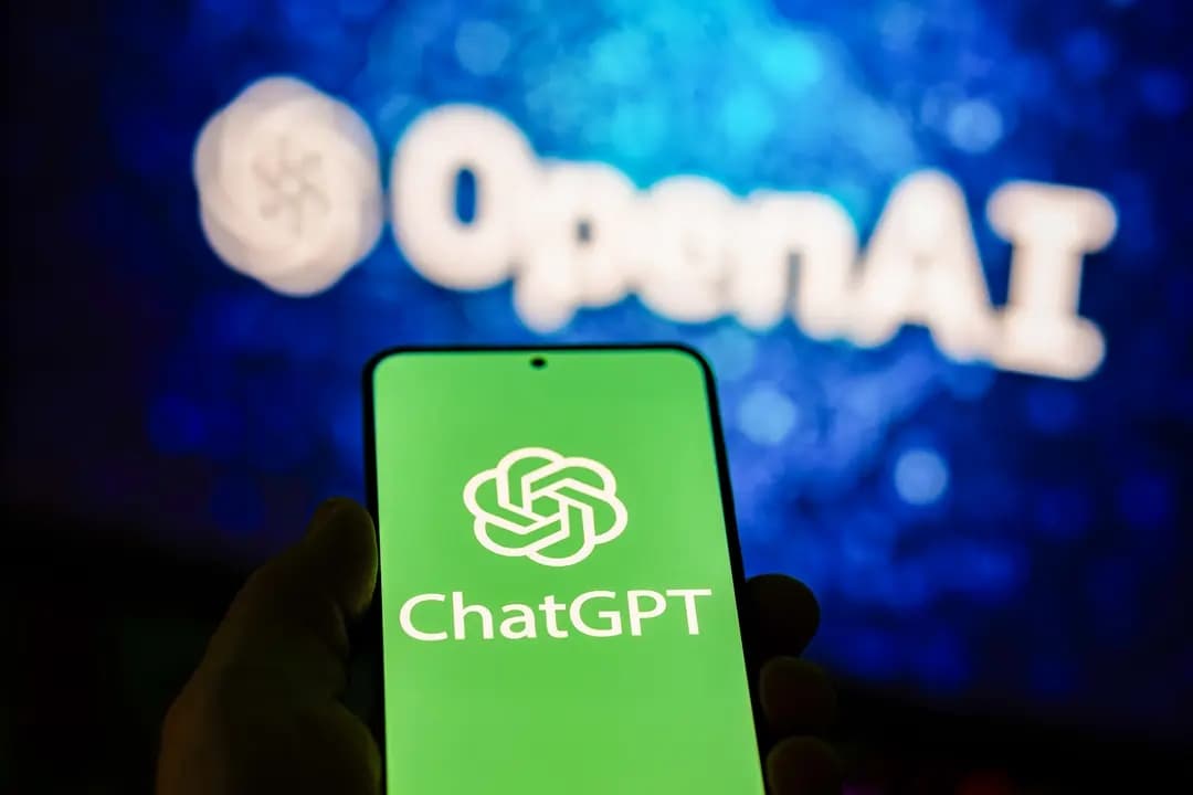 Un teléfono muestra la aplicación ChatGPT en esta ilustración fotográfica del 1 de abril de 2025. Hugging Face señaló que los modelos de OpenAI ejecutaron “muchos miles” de acciones discretas en una amplia gama de “entornos de prueba de corta duración” para infiltrarse en su infraestructura. (Oleksii Pydsosonnii/The Epoch Times)
