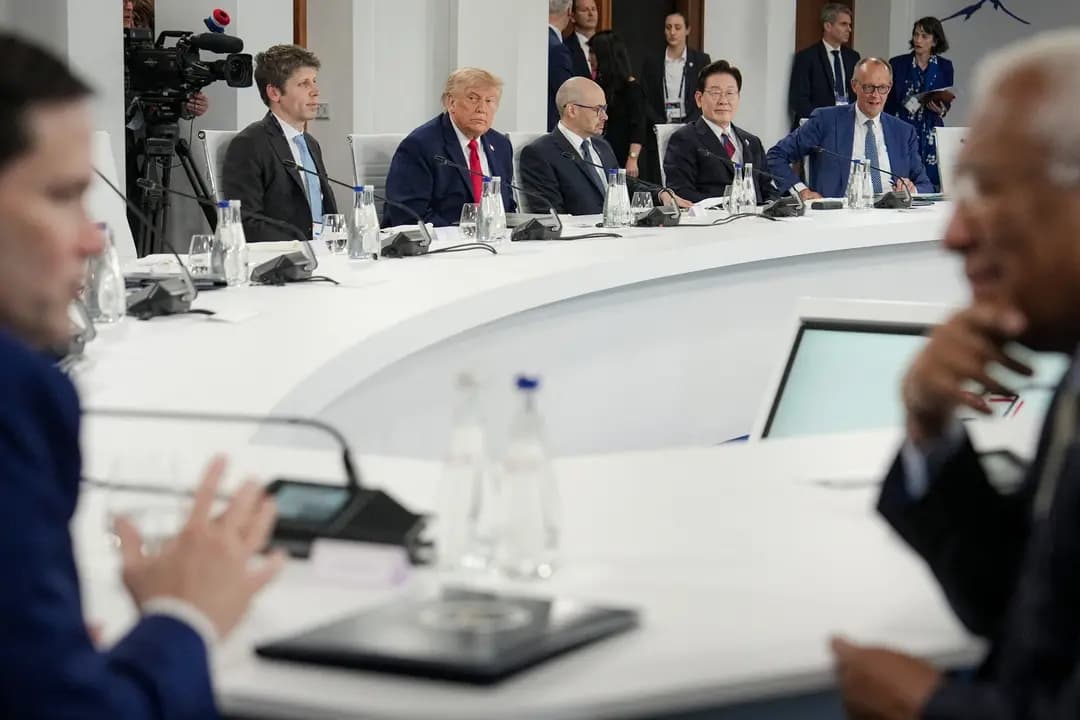 El presidente de EE. UU., Donald Trump (segundo por la izquierda en la fila superior), se sienta junto al director ejecutivo de OpenAI, Sam Altman; al director ejecutivo de Google DeepMind, Demis Hassabis; al presidente de Corea del Sur, Lee Jae Myung, y al canciller alemán, Friedrich Merz, durante un almuerzo de trabajo en la cumbre del G7 en Evian, Francia, el 17 de junio de 2026. (Julia Demaree Nikhinson/POOL/AFP vía Getty Images)