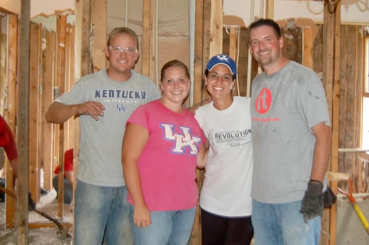 Michelle y Ked Frank (segundos por la derecha) junto a sus colaboradores, en la casa de campo de Kentucky que rehabilitaron para convertirla en su primer refugio para víctimas de la trata de personas, en 2010. (Cortesía de Ked y Michelle Frank).
