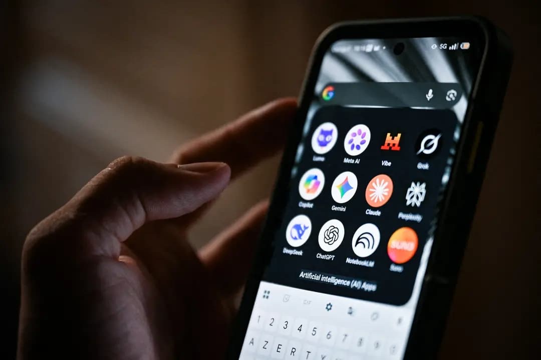 Un teléfono inteligente muestra los íconos de algunas de las principales aplicaciones basadas en inteligencia artificial, entre ellas Meta AI, Grok, Gemini, Perplexity, DeepSeek y ChatGPT, en Saint-Mande, Francia, el 15 de julio de 2026. (Martin Lelievre/AFP vía Getty Images)