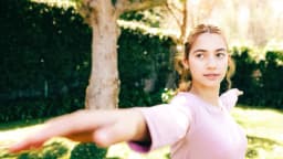 3 ejercicios para fortalecer la fascia, aliviar la espalda y prevenir caídas