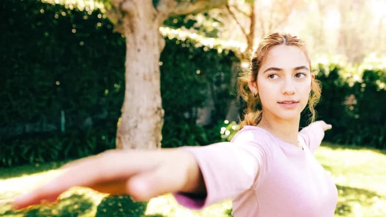 3 ejercicios para fortalecer la fascia, aliviar la espalda y prevenir caídas