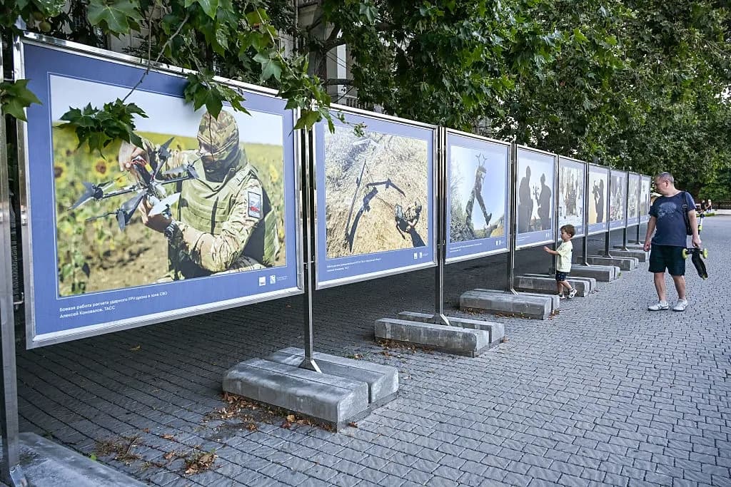 Un hombre observa fotografías de una exposición dedicada a las tropas rusas que operan drones en el centro de Sebastopol, Crimea, el 22 de julio de 2026. (Igor Ivanko/AFP vía Getty Images)
