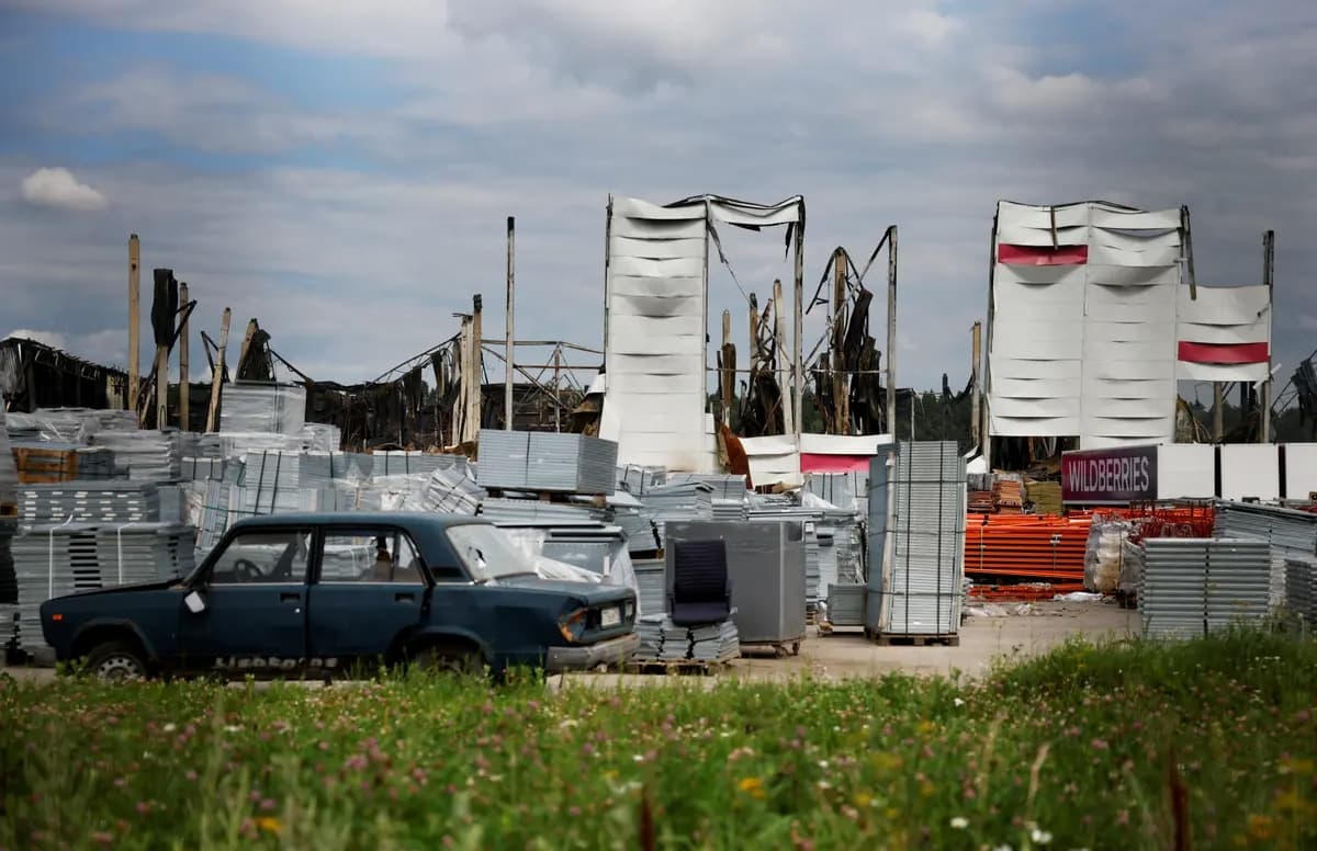 Restos del almacén de Wildberries que se incendió tras un reciente ataque con drones ucranianos en el marco del conflicto entre Rusia y Ucrania, en la ciudad de Elektrostal, en la región de Moscú, Rusia, el 23 de julio de 2026. (Stringer/Rusia)