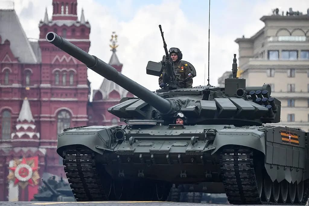 Un tanque ruso T-72B3M desfila por la Plaza Roja durante el desfile militar del Día de la Victoria en el centro de Moscú el 9 de mayo de 2022. (Alexander Nemenov/AFP vía Getty Images)