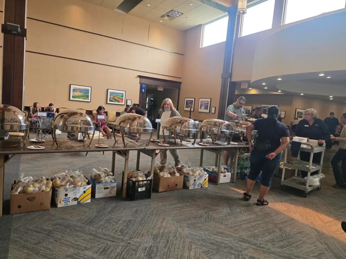 <em>Un refugio habilitado para los evacuados de Summerland en la región de Okanagan, Columbia Británica, el 7 de agosto de 2026. (Yang Xinwen/The Epoch Times).</em>