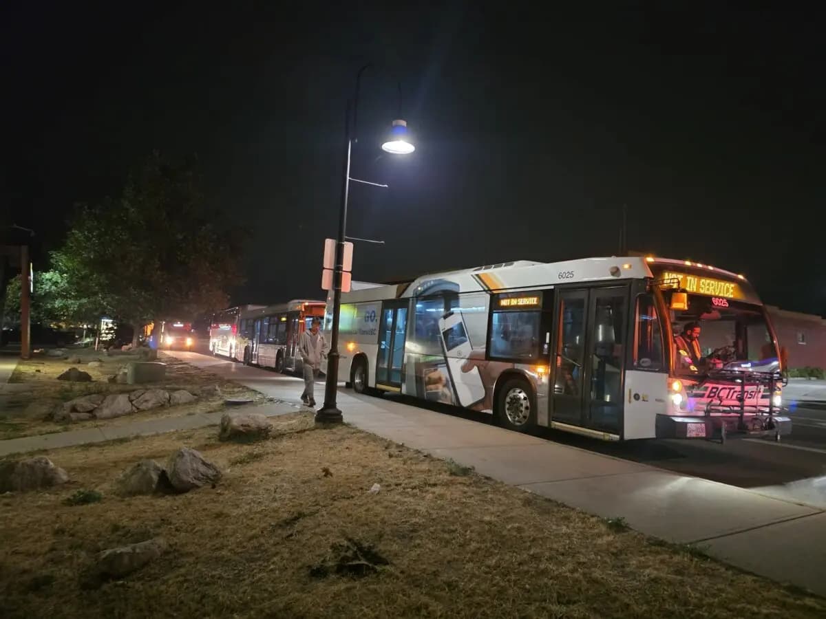 <em>Autobuses trasladan a personas mayores a un refugio habilitado para los evacuados de Summerland en la región de Okanagan, en la Columbia Británica. (Yang Xinwen/The Epoch Times).</em>