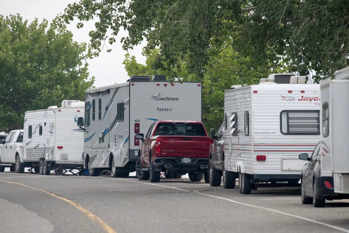 <em>Las autocaravanas de las personas que se han visto obligadas a abandonar sus hogares a causa de los incendios forestales se alinean en Beach Ave. en Peachland, Columbia Británica, el 8 de agosto de 2026. (The Canadian Press/Gary Nylander).</em>