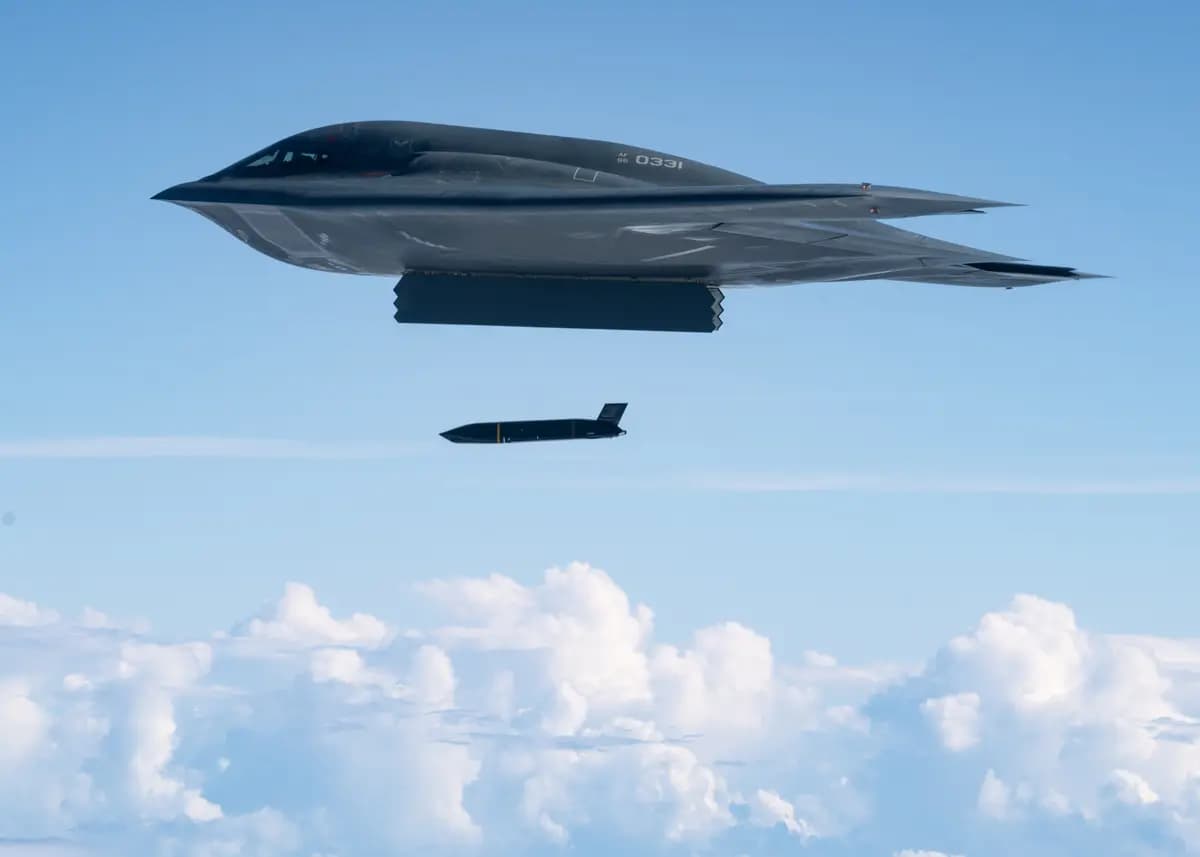 Un bombardero furtivo B-2 Spirit de la Fuerza Aérea de Estados Unidos, asignado al 509.º Ala de Bombarderos, lanza un misil antibuque de largo alcance AGM-158C (LRASM) para apoyar un ejercicio de hundimiento con fuego real como parte del ejercicio Valiant Shield 2026 sobre el Mar de Filipinas, el 27 de junio de 2026. (Fotografía de la Fuerza Aérea de Estados Unidos tomada por el sargento técnico Thomas Barley).
