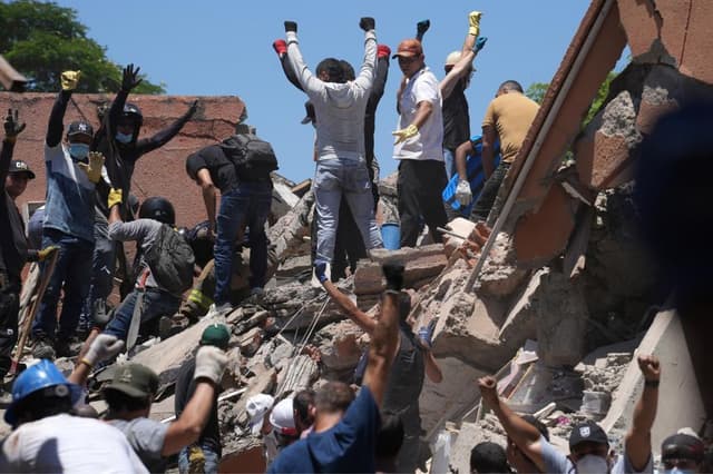 Personas reaccionan durante la búsqueda de sobrevivientes entre los escombros de una edificación colapsada tras el terremoto de magnitud 7,4 que sacudió al país, este lunes en Cali, Colombia. (EFE/ Ernesto Guzmán Jr)