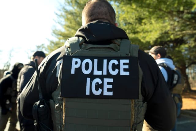 Matt Elliston, director de la oficina de campo del Servicio de Inmigración y Control de Aduanas de Estados Unidos en Baltimore, escucha durante una reunión informativa en Silver Spring, Maryland, el 27 de enero de 2025. (Foto de Alex Brandon/AP).