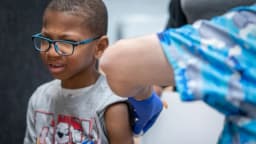 Trump firma orden ejecutiva que recomienda espaciar la aplicación de las vacunas infantiles