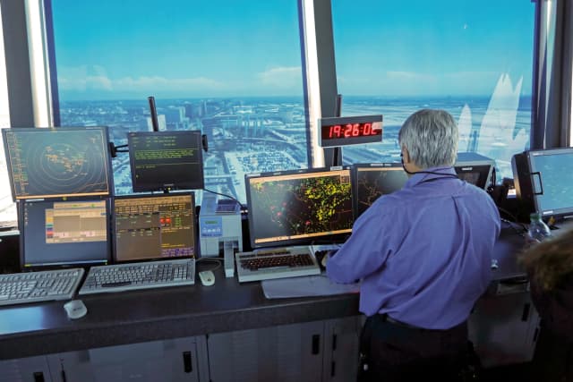 Un controlador de tráfico aéreo en la torre de control del Aeropuerto Internacional de Los Ángeles el 4 de septiembre de 2013. (Reed Saxon/Archivo/AP Photo).