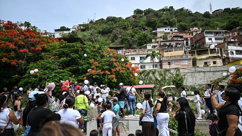 <em>Familiares transportan los ataúdes de dos niños recuperados de entre los escombros de su vivienda tras el terremoto del 24 de junio, en La Guaira, Venezuela, el 21 de julio de 2026.  (Juan BARRETO / AFP vía Getty Images)</em>