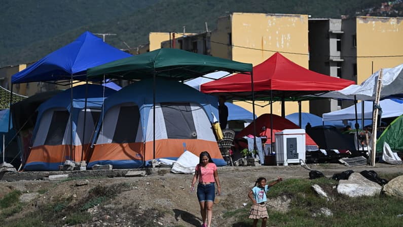 <em>'Ciudad Carpita', refugio para desplazados de los terremotos que azotaron la región, en una vista captada en Mare Abajo, La Guaira, Venezuela, el 14 de julio de 2026. (Raúl ARBOLEDA/AFP vía Getty Images)</em>