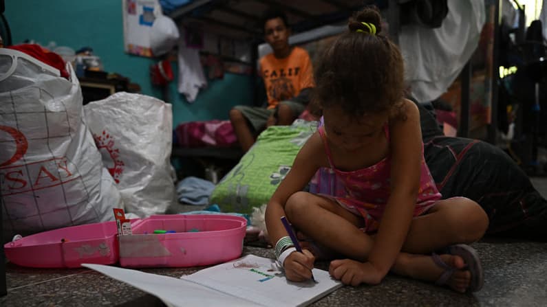 <em>Un niño dibuja en un refugio en la Escuela Bolivariana 10 de Marzo en Maiquetía, La Guaira, Venezuela, el 8 de julio de 2026, luego de los poderosos terremotos que azotaron la región. El gobierno de Venezuela pidió el mismo día la liberación de activos congelados para recaudar fondos destinados a la recuperación del país de los terremotos del 24 de junio de 2026. (Raúl ARBOLEDA/AFP vía Getty Images)</em>
