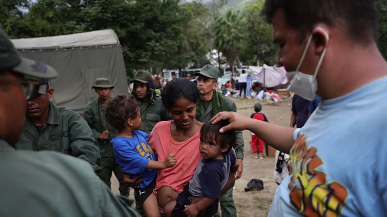 <em>Una mujer carga a 2 niños en un refugian en el Golf & Club de Yates el 29 de junio de 2026 en Caraballeda, en La Guaira tras los terremotos en Venezuela y otras regiones del Caribe. (Jesús Vargas/Getty Images)</em>