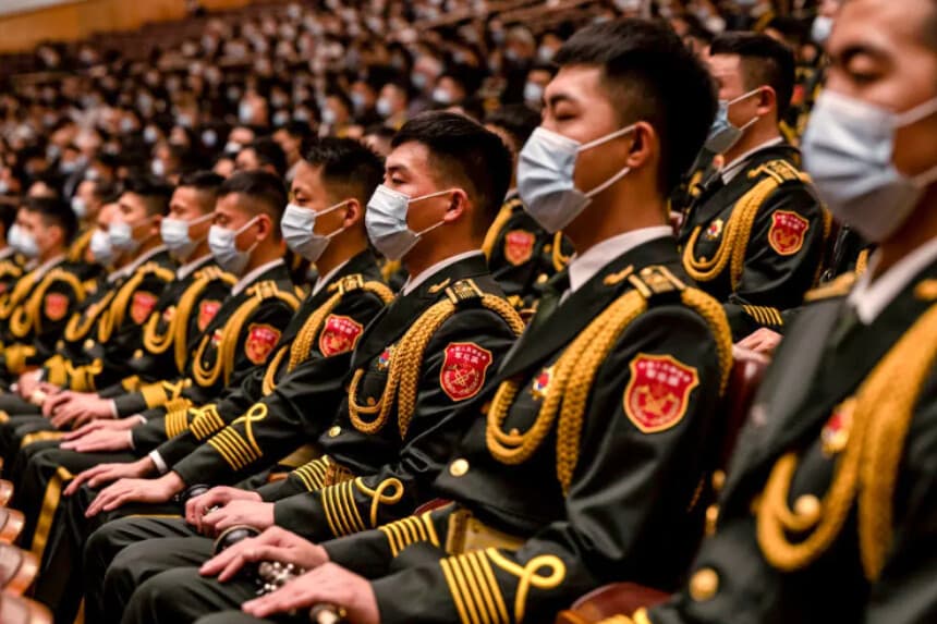 Miembros del Ejército Popular de Liberación están sentados durante la ceremonia de apertura del XX Congreso Nacional del PCCh en el Gran Salón del Pueblo en Pekín, el 16 de octubre de 2022. (Kevin Frayer/Getty Images).