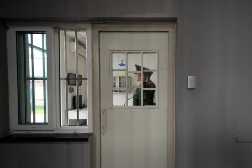 Un guardia paramilitar permanece de pie junto a una puerta de seguridad dentro del Centro de Detención N.° 1 durante una visita guiada por el Estado en Pekín el 25 de octubre de 2012. (Ed Jones/AFP vía Getty Images).