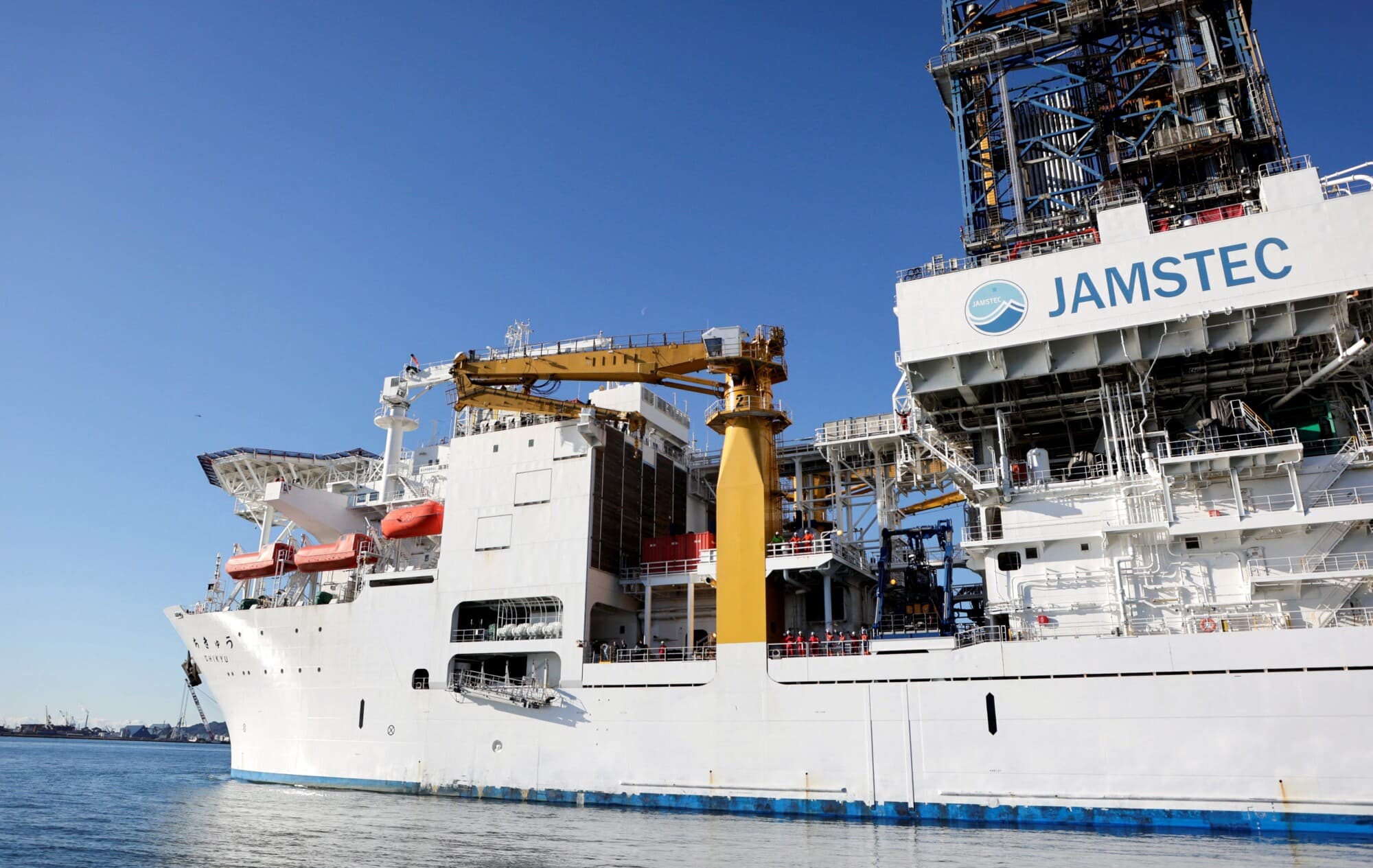El buque japonés Chikyu zarpó del puerto de Shimizu para probar la extracción continua de lodo rico en tierras raras desde unos 6 kilómetros de profundidad cerca de Minamitori. La imagen muestra la operación en Shimizu, prefectura de Shizuoka, Japón, el 12 de enero de 2026. (Yuka Obayashi/Reuters).