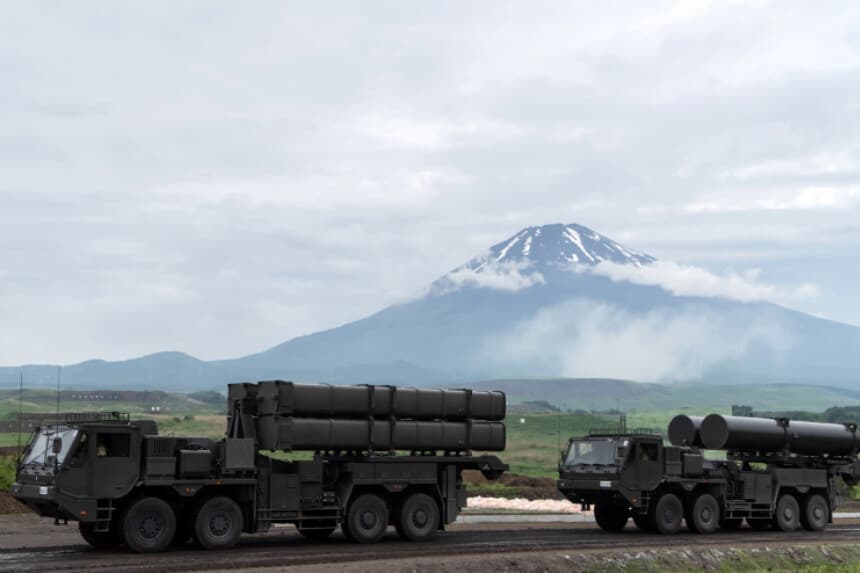 Misiles tierra-buque son transportados frente al Monte Fuji durante un ejercicio de fuego real realizado por la Fuerza Terrestre de Autodefensa de Japón (JGSDF) en el Área de Maniobras del Este de Fuji en Gotemba, Prefectura de Shizuoka, Japón, el 8 de junio de 2025. (Tomohiro Ohsumi/Getty Images).