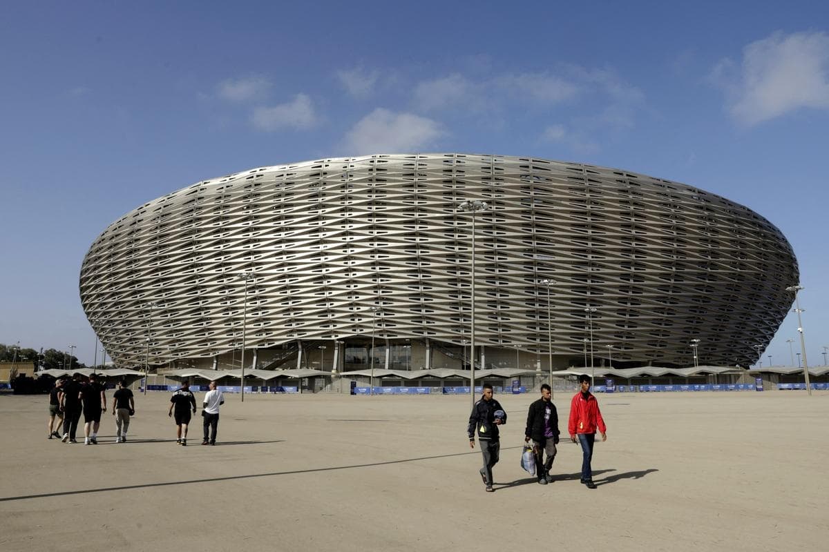Personas caminan cerca del nuevo Estadio Príncipe Moulay Abdellah en Rabat, el cual fue demolido por completo en 2023 y reconstruido de acuerdo con los más recientes estándares internacionales, en Rabat, Marruecos, el 5 de septiembre de 2025. (Abdel Majid Bziouat/AFP vía Getty Images)